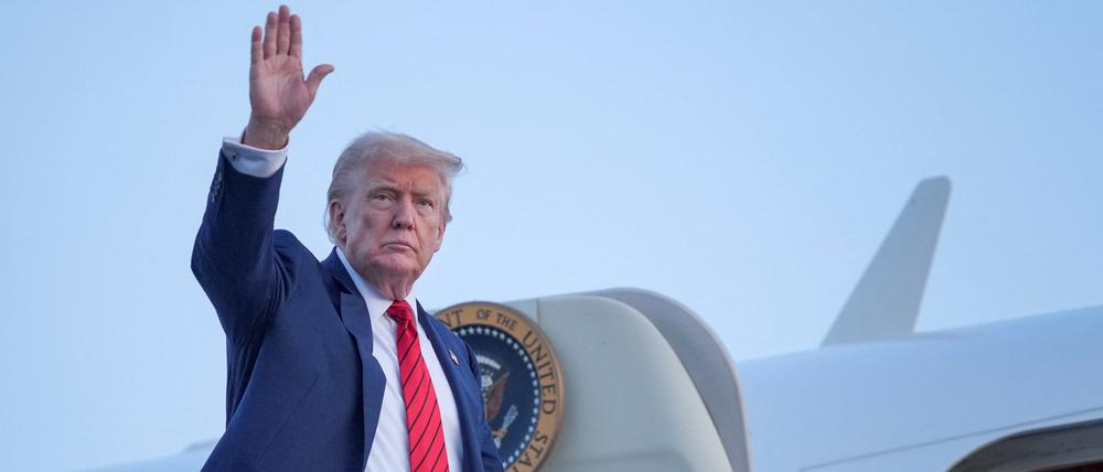 US-Präsident Donald Trump geht an Bord der Air Force One.