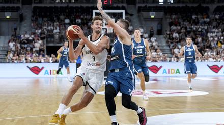 Franz Wagner im Zweikampf mit Gregor Hrovat beim Testspiel gegen Slowenien.