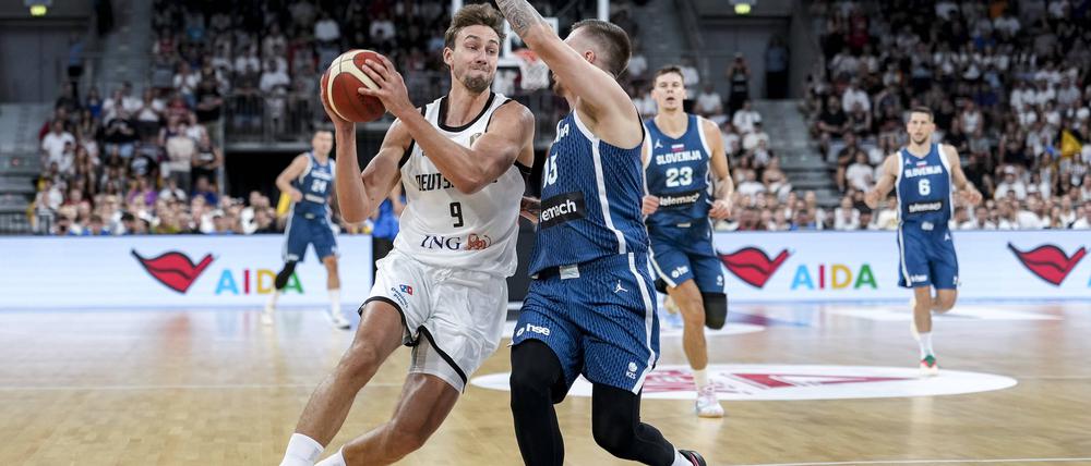 Franz Wagner im Zweikampf mit Gregor Hrovat beim Testspiel gegen Slowenien.