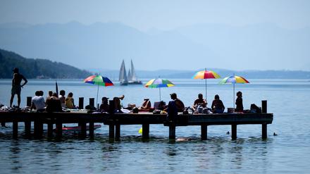 Menschen genießen das Sommerwetter am Starnberger See.