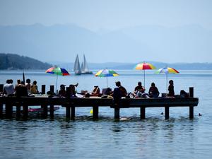 Menschen genießen das Sommerwetter am Starnberger See.