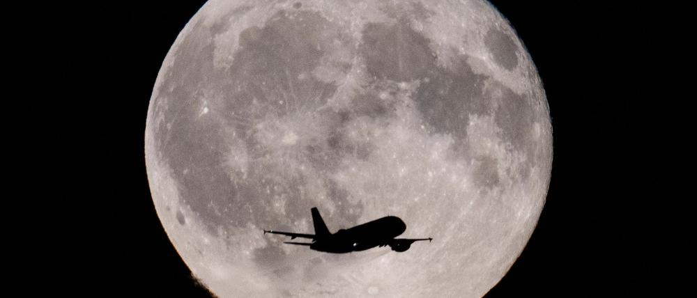 Von deutschen Flughäfen starten immer noch weniger Jets als vor Corona. 