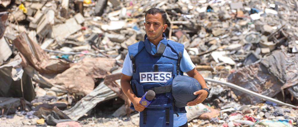 Anas al-Sharif bei einer Reportage in Gaza-Stadt im Oktober 2024.