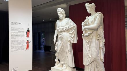 Blick in die Ausstellung „Mythos und Moderne – Das Asklepios-Heiligtum von Kos als Virtual Reality“ in der Abgusssammlung der Freien Universität Berlin. Hier die Abgüsse der Statuen von Asklepios und seiner Tochter Hygieia, die in dem 3D-Modell auftauchen.