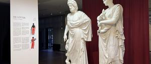 Blick in die Ausstellung „Mythos und Moderne – Das Asklepios-Heiligtum von Kos als Virtual Reality“ in der Abgusssammlung der Freien Universität Berlin. Hier die Abgüsse der Statuen von Asklepios und seiner Tochter Hygieia, die in dem 3D-Modell auftauchen.