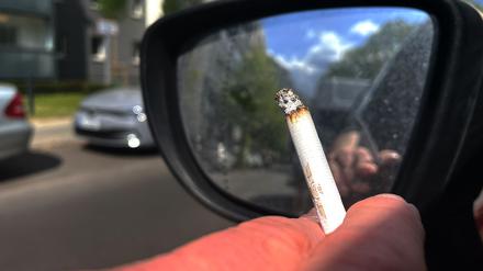 Das Entsorgen von Zigaretten aus dem Auto kann in Italien künftig teuer werden. (Archivbild)