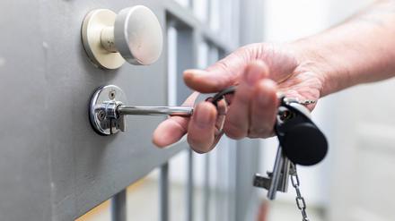 Der Suizid eines Jugendlichen in der JVA Ottweiler beschäftigt Justiz und Politik. (Symbolbild)