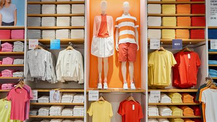 Bunt eingekleidete Mannequins in einem Uniqlo Geschäft.