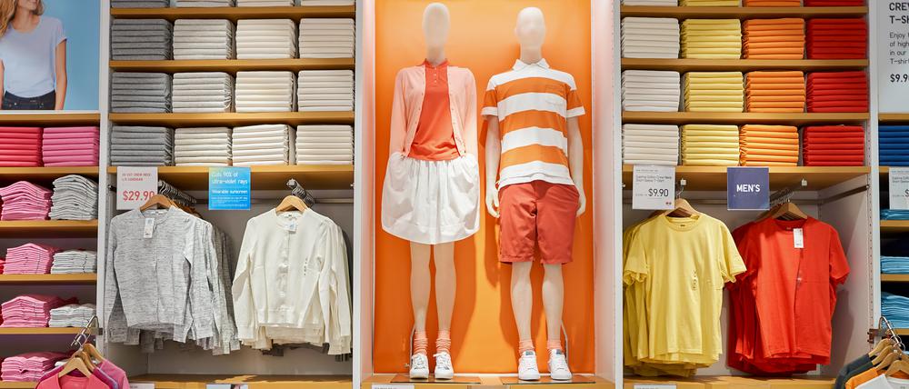 Bunt eingekleidete Mannequins in einem Uniqlo Geschäft.