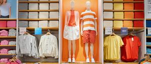 Bunt eingekleidete Mannequins in einem Uniqlo Geschäft.