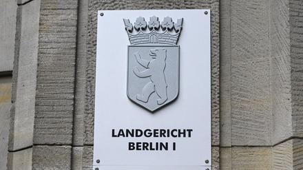 Ein Schild weist auf das Landgericht Berlin an der Fassade zum Kriminalgericht Moabit in der Turmstraße hin.