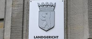 Ein Schild weist auf das Landgericht Berlin an der Fassade zum Kriminalgericht Moabit in der Turmstraße hin.