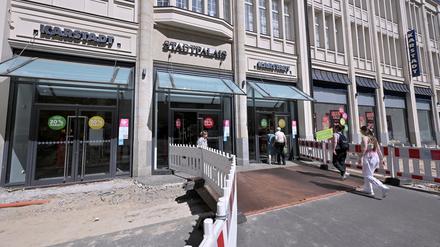 Der Name wechselt. Aus Karstadt wird endgültig zu Galeria. Ins Kaufhaus geht es derzeit über eine Brücke.