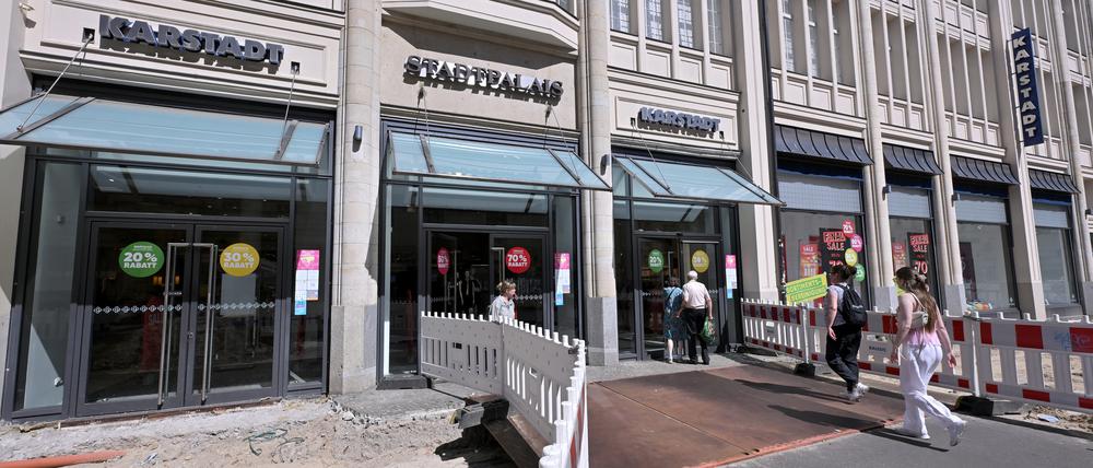 Der Name wechselt. Aus Karstadt wird endgültig zu Galeria. Ins Kaufhaus geht es derzeit über eine Brücke.