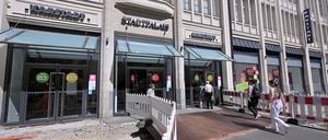Der Name wechselt. Aus Karstadt wird endgültig zu Galeria. Ins Kaufhaus geht es derzeit über eine Brücke.