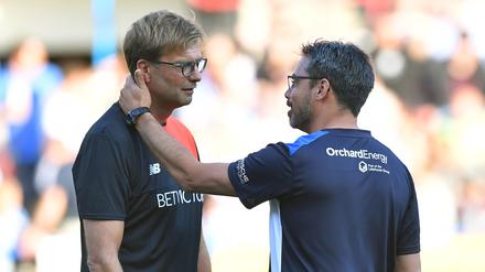 Der ehemalige Trainer des FC Liverpool, Jürgen Klopp (l) und der frühere Coach von Huddersfield Town, David Wagner, arbeiten mittlerweile zusammen, allerdings nicht mehr als Trainer. 