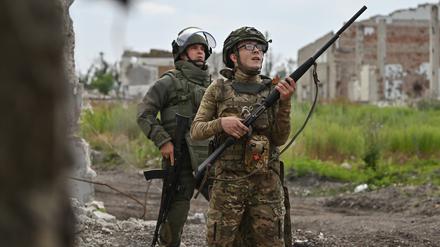 Russische Soldaten einer für die Flugabwehr zuständigen Truppengruppe überwachen in Donezk den Himmel (Archivbild).