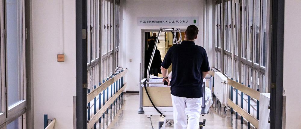 Essstörungen sind eine ernste Krankheit, teilweise müssen Patientinnen und Patienten im Krankenhaus behandelt werden. (Symbolbild)