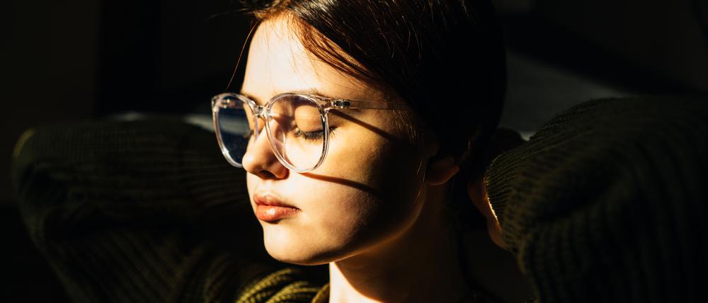 Normale Brillengläser absorbieren schon fertigungsbedingt einen Großteil der UV-Strahlen.