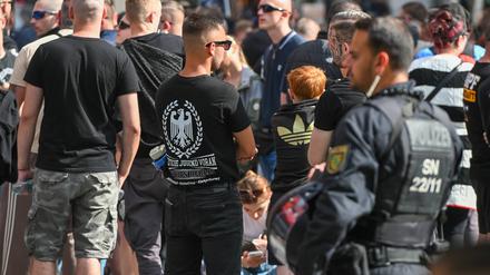 Polizei-Großaufgebot schützt CSD-Parade mit 3.000 Teilnehmern: Antifa und Rechtsextreme stehen sich gegenüber. Am Sonntag fand in Bautzen einer der gefährlichsten Christopher-Street-Days Deutschlands statt.