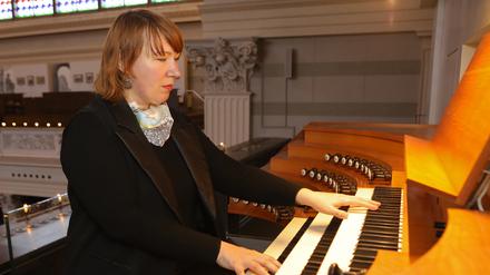 Nadiya Velychko, die Organistin der Konzerthalle Lwiw, lebt seit März 2022 mit ihrem Sohn in Potsdam und probt und spielt in der Nikolaikirche Potsdam.