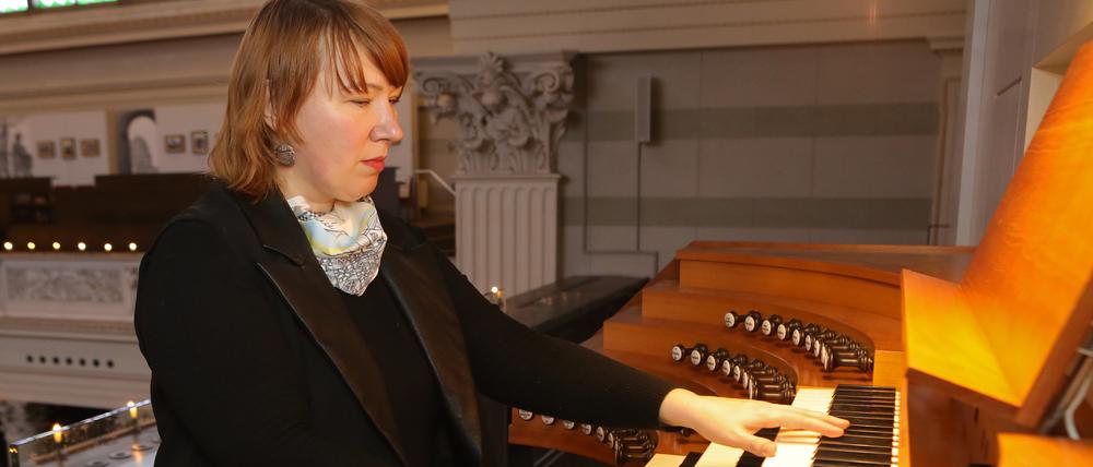 Nadiya Velychko, die Organistin der Konzerthalle Lwiw, lebt seit März 2022 mit ihrem Sohn in Potsdam und probt und spielt in der Nikolaikirche Potsdam.
