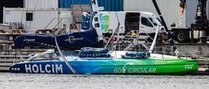 Nach Crash beim Ocean Race: Die beschädigte Rennjacht vom Team „Holcim-PRB“ liegt am Dock einer Kieler Werft.