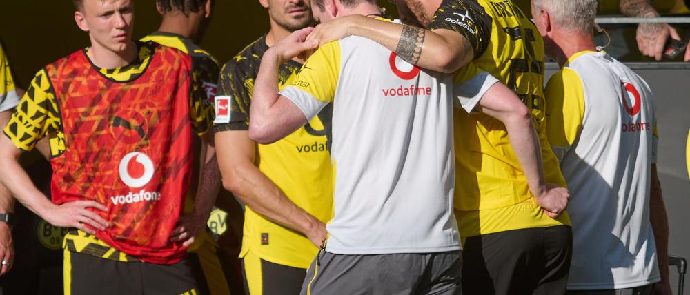 Nach nur wenigen Minuten im Spiel musste Niklas Süle gestützt vom Platz.