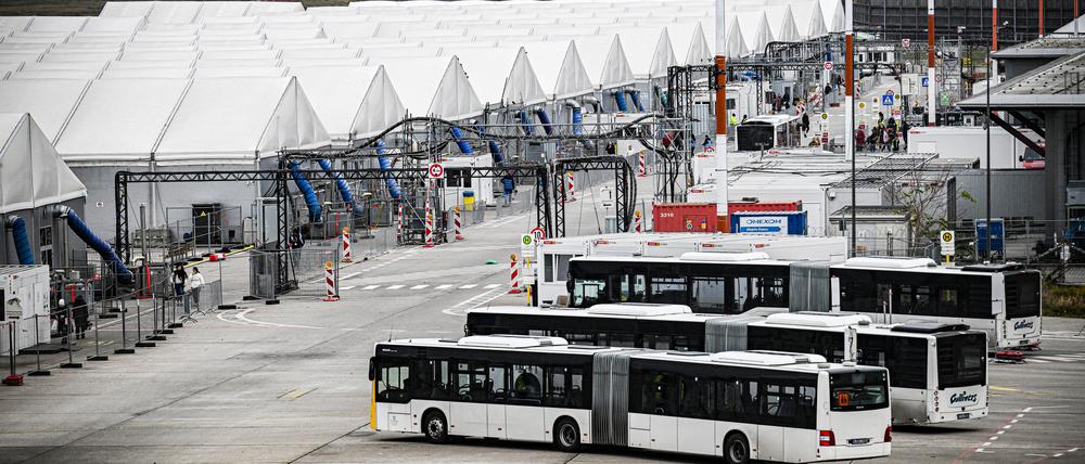 Die Leichtbauhallen vor dem ehemaligen Flughafen Tegel.