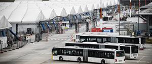 Die Leichtbauhallen vor dem ehemaligen Flughafen Tegel.
