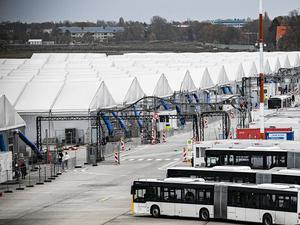 Die Leichtbauhallen vor dem ehemaligen Flughafen Tegel.