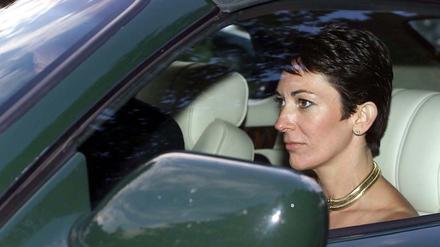 Ghislaine Maxwell verlässt gemeinsam mit Prinz Andrew, Herzog von York, in einem Auto eine Hochzeit. 