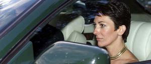 Ghislaine Maxwell verlässt gemeinsam mit Prinz Andrew, Herzog von York, in einem Auto eine Hochzeit. 