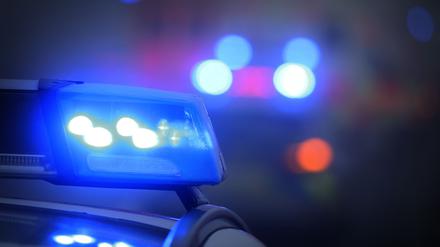 ARCHIV - 10.11.2019, Bayern, Marktbreit: Ein Polizeiauto mit eingeschaltetem Blaulicht steht an einer Unfallstelle. (Symbolbild) (zu dpa: «Mann randaliert in Wohnhaus - SEK-Einsatz») Foto: Karl-Josef Hildenbrand/dpa +++ dpa-Bildfunk +++