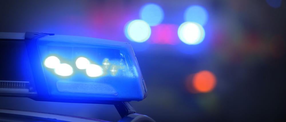 ARCHIV - 10.11.2019, Bayern, Marktbreit: Ein Polizeiauto mit eingeschaltetem Blaulicht steht an einer Unfallstelle. (Symbolbild) (zu dpa: «Mann randaliert in Wohnhaus - SEK-Einsatz») Foto: Karl-Josef Hildenbrand/dpa +++ dpa-Bildfunk +++