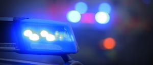 ARCHIV - 10.11.2019, Bayern, Marktbreit: Ein Polizeiauto mit eingeschaltetem Blaulicht steht an einer Unfallstelle. (Symbolbild) (zu dpa: «Mann randaliert in Wohnhaus - SEK-Einsatz») Foto: Karl-Josef Hildenbrand/dpa +++ dpa-Bildfunk +++