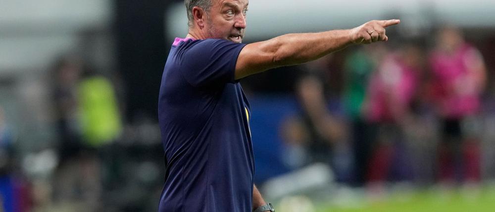 Wie Barcelonas Trainer Hansi Flick wohl über das Vorhaben denkt?