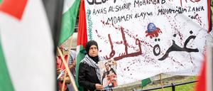 Nach Angaben der Polizei kamen im Stadtteil Neukölln etwa 250 Menschen zusammen.