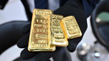 Ein Teilnehmer zeigt Goldbarren während der 21. Ausgabe der internationalen Gold- und Schmuckmesse auf dem Kuwait International Fairgrounds in Kuwait-Stadt.