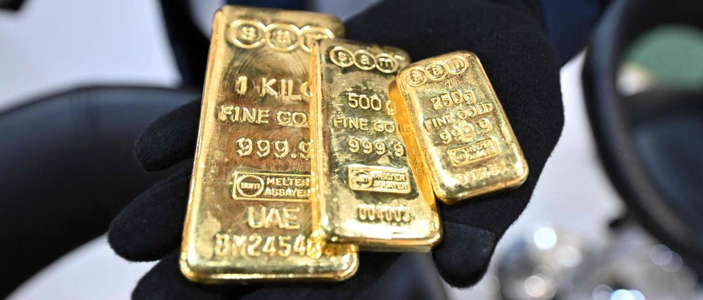 Ein Teilnehmer zeigt Goldbarren während der 21. Ausgabe der internationalen Gold- und Schmuckmesse auf dem Kuwait International Fairgrounds in Kuwait-Stadt.