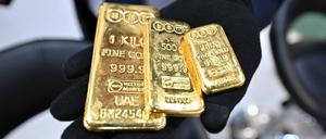 Ein Teilnehmer zeigt Goldbarren während der 21. Ausgabe der internationalen Gold- und Schmuckmesse auf dem Kuwait International Fairgrounds in Kuwait-Stadt.