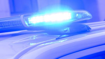 Ein Blaulicht leuchtet auf einem Einsatzfahrzeug der Polizei. 