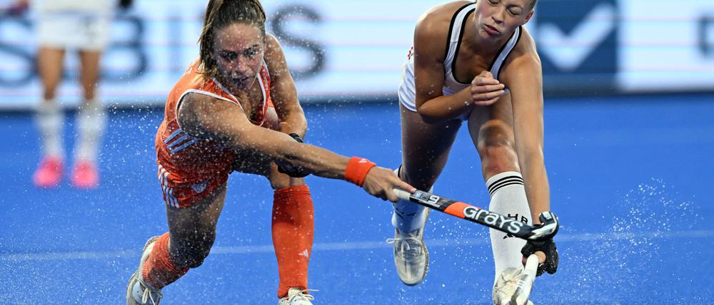Sophia Schwabe (r) und die Niederländerin Lisa Post im Duell um den Ball.