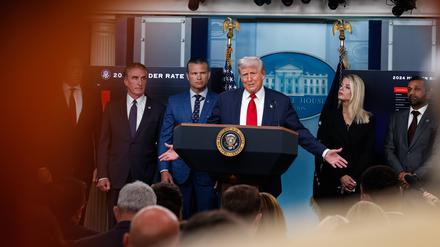 US President August 11 2025 U.S. President Donald Trump speaks during a press conference in the James S. Brady Press Briefing Room of the White House on August 11, 2025 in Washington, D.C. Trump announced plans to place the DC Metropolitan Police Department under federal control and deploy the National Guard to assist in crime prevention efforts in the nation s capital. Standing behind him L-R are Secretary of the Interior Doug Burgum, Secretary of Defense Pete Hegseth, Attorney General Pam Bondi, and FBI Director Kash Patel. Washington District Of Columbia United States Copyright: xMehmetxEserx