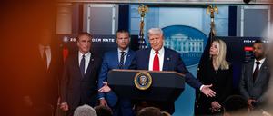US President August 11 2025 U.S. President Donald Trump speaks during a press conference in the James S. Brady Press Briefing Room of the White House on August 11, 2025 in Washington, D.C. Trump announced plans to place the DC Metropolitan Police Department under federal control and deploy the National Guard to assist in crime prevention efforts in the nation s capital. Standing behind him L-R are Secretary of the Interior Doug Burgum, Secretary of Defense Pete Hegseth, Attorney General Pam Bondi, and FBI Director Kash Patel. Washington District Of Columbia United States Copyright: xMehmetxEserx