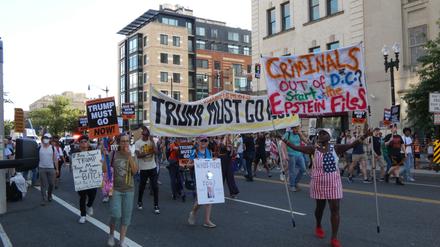 Nach Trumps Dekret regt sich erster Protest in der Hauptstadt.