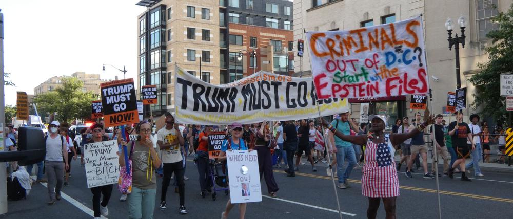 Nach Trumps Dekret regt sich erster Protest in der Hauptstadt.