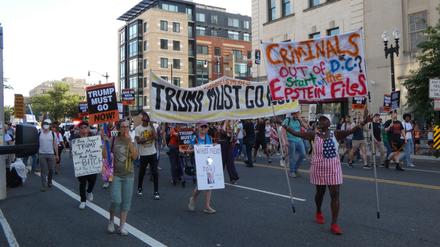 USA, Washington: Demonstranten protestieren gegen US-Präsident Trump und dessen Politik.