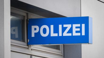 Ein Schild „Polizei“ hängt in der Eberswalder Innenstadt an der Fassade eines Hauses (Symbolbild).