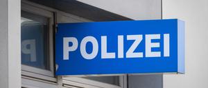 Ein Schild „Polizei“ hängt in der Eberswalder Innenstadt an der Fassade eines Hauses (Symbolbild).